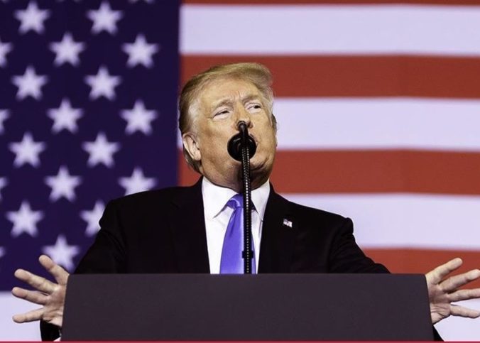 Donald Trump prononçant un discours lors d'un meeting.