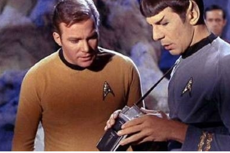 Mr Spock manipulant le tricordeur dans Star Trek.