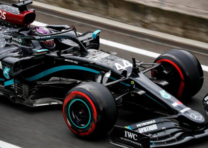 Lewis Hamilton dans sa monoplace sur un circuit.
