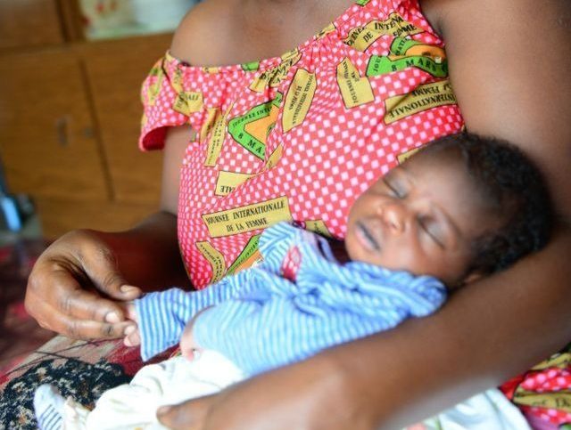 Une mère africaine tenant dans ses bras son bébé (Photo : Bureau régional de l'OMS pour l'Afrique)