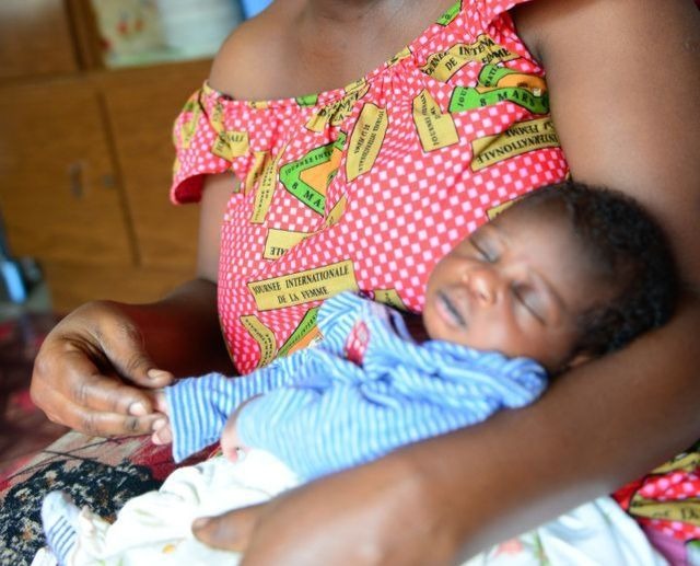 Une mère africaine tenant dans ses bras son bébé (Photo : Bureau régional de l'OMS pour l'Afrique)