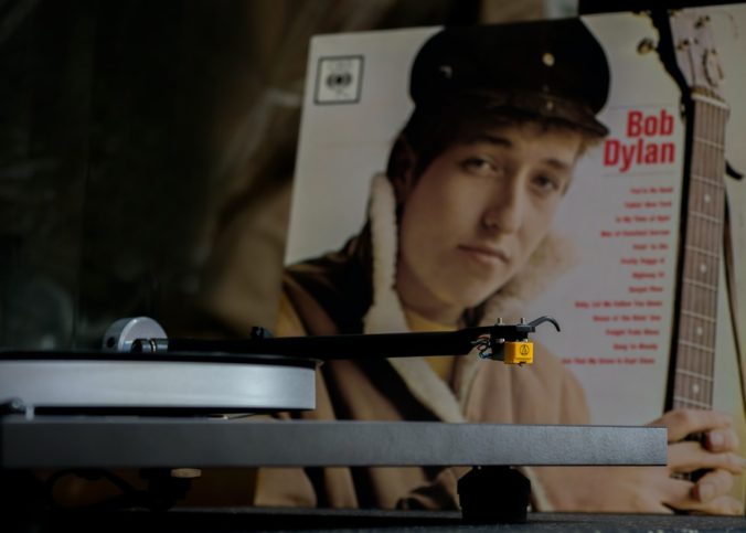 Un vinyle avec une pochette de Bob Dylan.