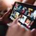 Une personne en train de regarder du contenu sur Netflix.