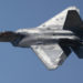 Un avion F-22 de l'US Air Force en pleine démonstration.